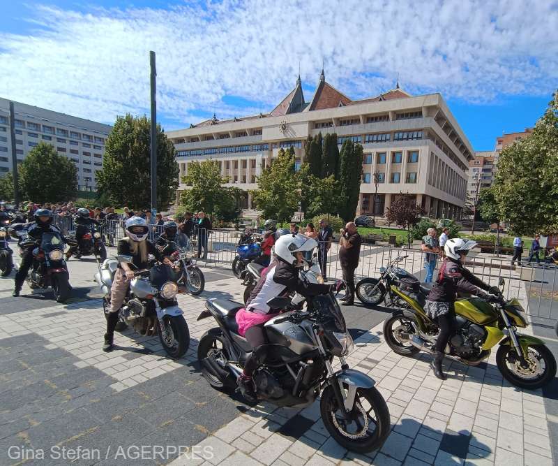 Paradă de motociclete inedită. Zeci de motocicliste în fuste au ambalat motoarele în Miercurea - Ciuc