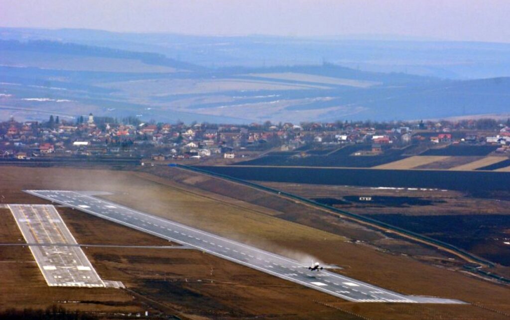 Aeroportul Iași se luptă în instanță să facă o „pârtie” printre casele construite pe Dealul Aroneanu