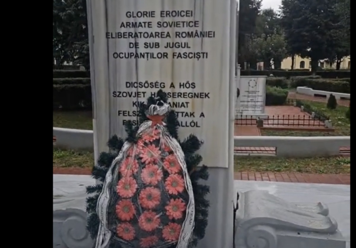 Coroană cu „Slavă marelui Putin” depusă de Ambasada Rusiei la un monument sovietic în Sighișoara | Aktual24