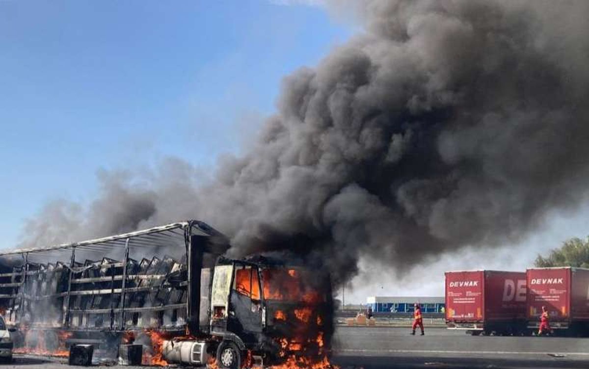 Un TIR încărcat cu electrocasnice a luat foc şi a ars complet în Vama Nădlac II