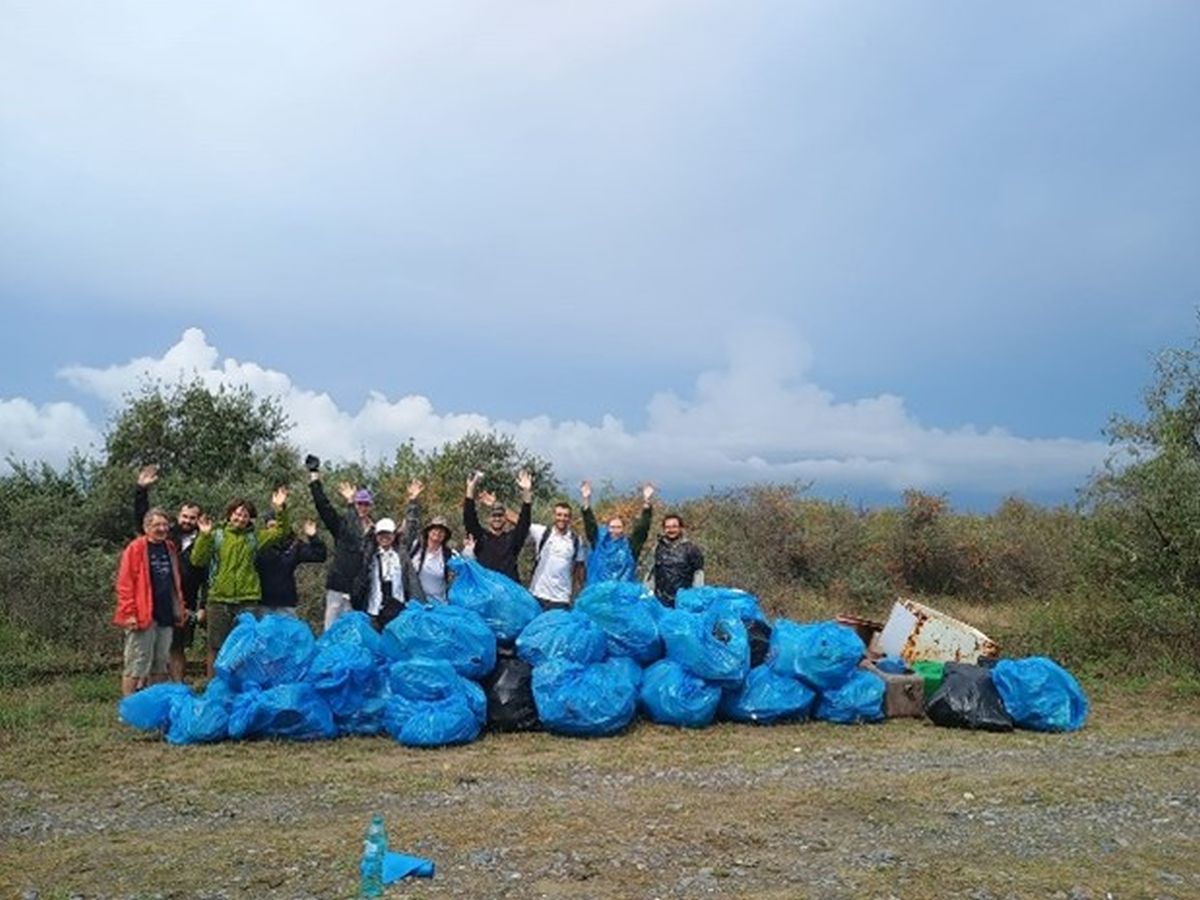 Voluntari din opt state, într-o acţiune de ecologizare a plajei de la Marea Neagră