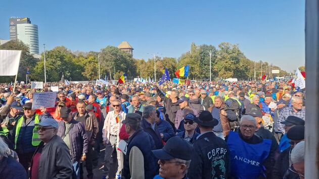 Mai mulți pensionari au protestat în Piața Victoriei, nemulţumiţi de legislaţia privind recalcularea pensiilor | The Epoch Times