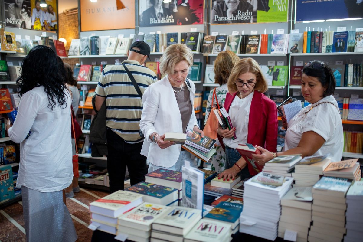 Salonul de Carte Bookfest Brașov. Patru zile de sărbătoare a cărţii; întâlniri cu personalităţi, dezbateri şi sesiuni de autografe