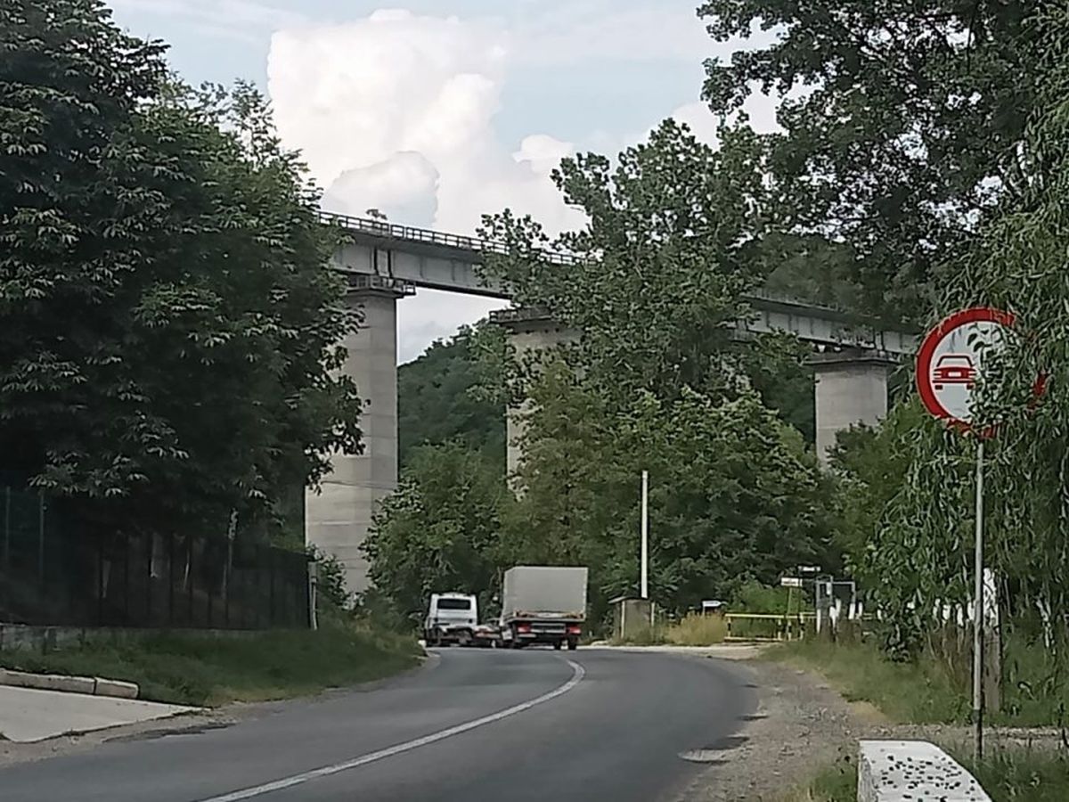 Calea ferată Vâlcele-Râmnicu-Vâlcea, o lucrare de infrastructură lăsată de izbeliște de care se feresc să discute toți candidații | Argeșul Online