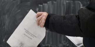 Tentativă de fraudă la vot în Piatra-Neamț. Un alegător a intrat în cabină cu două buletine de vot