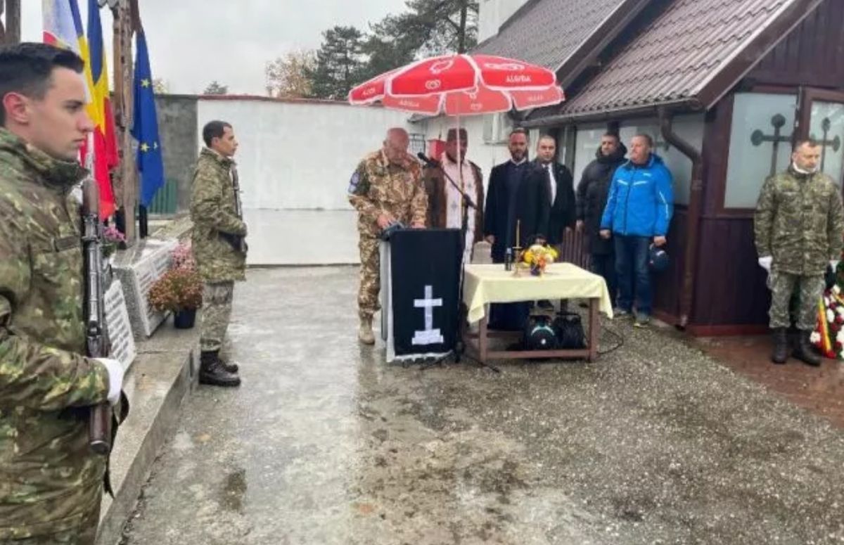 Ceremonie militară și religioasă la controversatul Monument al Securității din Pitești | Reporter24