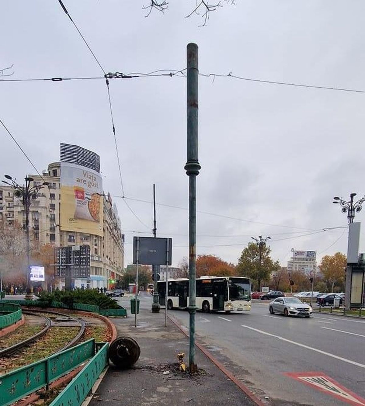 Stâlpul de iluminat care a căzut peste tramvaiul din Piața Unirii din București a fost pus la loc… cu capul in jos. Comentarii spumoase pe Reddit