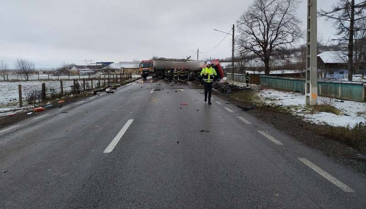 Accident rutier grav în Suceava. Trei morţi, printre care şi un copil. O maşină a ars după ciocnirea cu o cisternă, pe DN2