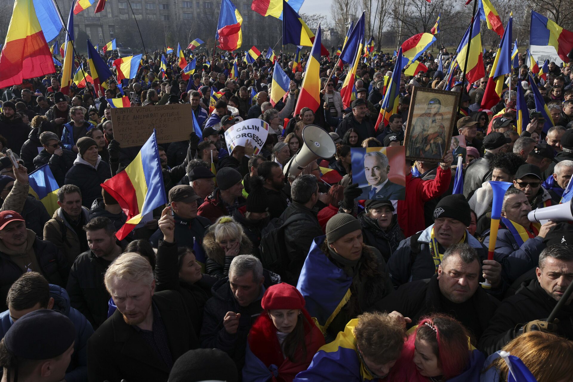 Două persoane, identificate pentru agresarea jurnaliștilor la protestul din fața CCR