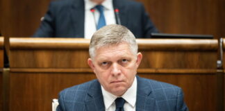 Premierul Robert Fico, acuzat că pregăteşte ieșirea Slovaciei din UE