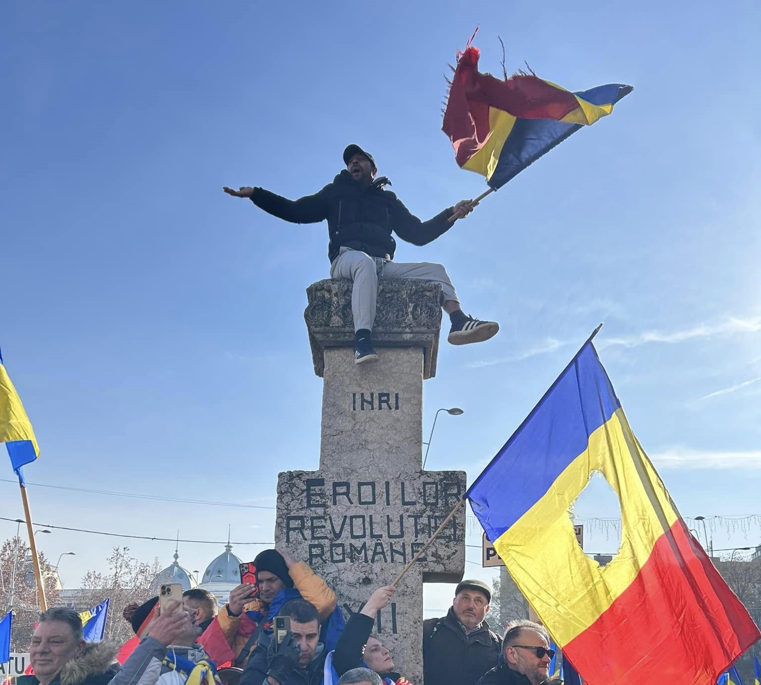 Protestul organizat de AUR. Câțiva manifestanți s-au urcat pe crucile eroilor Revoluției din 1989