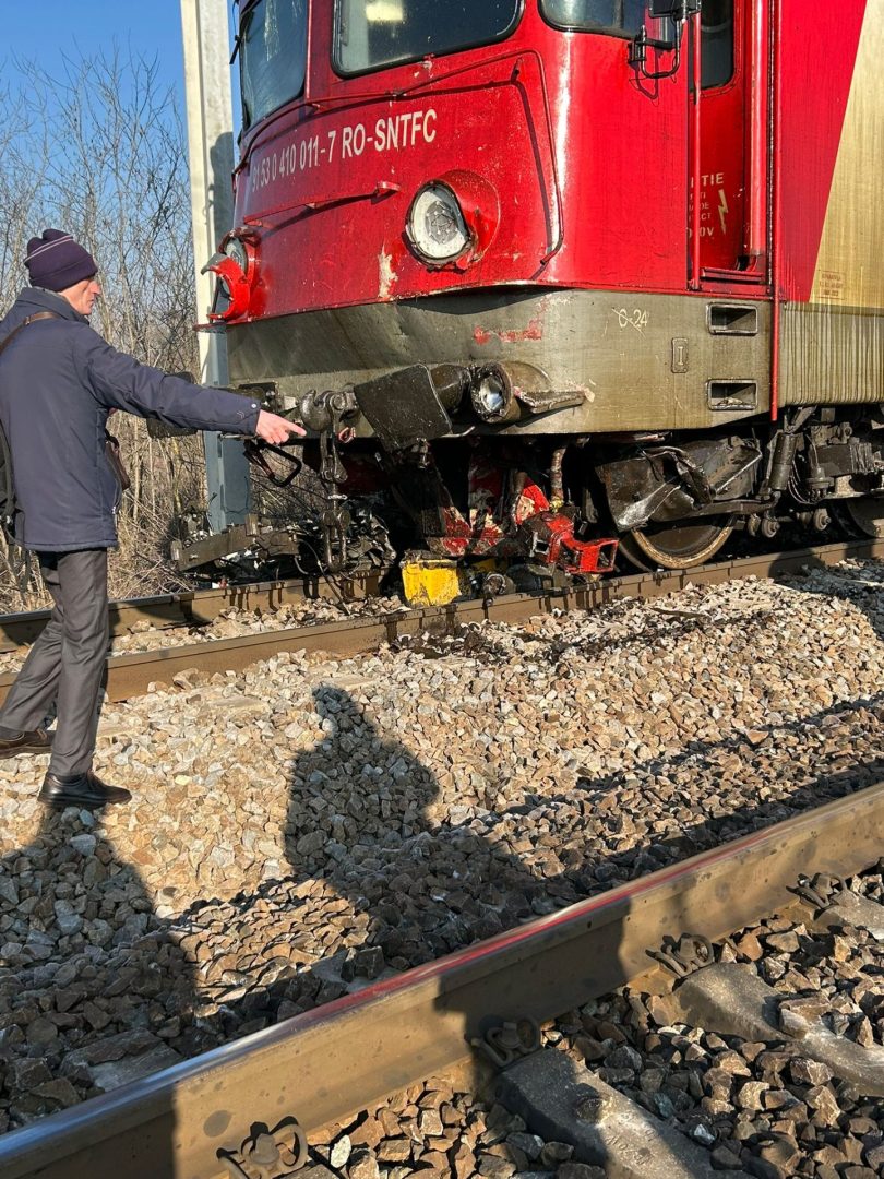 Excavator lovit de tren la Periș