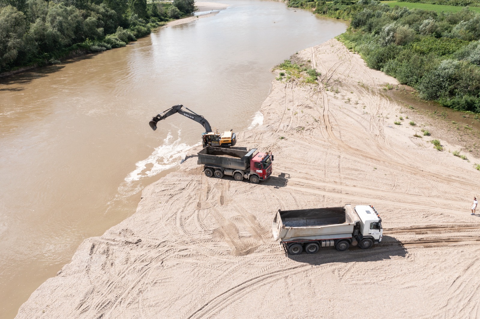 Construcțiile de autostrăzi din România ar putea provoca un dezastru ecologic dacă nu sunt înăsprite normele de protejare a râurilor. Insule întregi sunt excavate din Someș de companiile care extrag ilegal pietriș | II