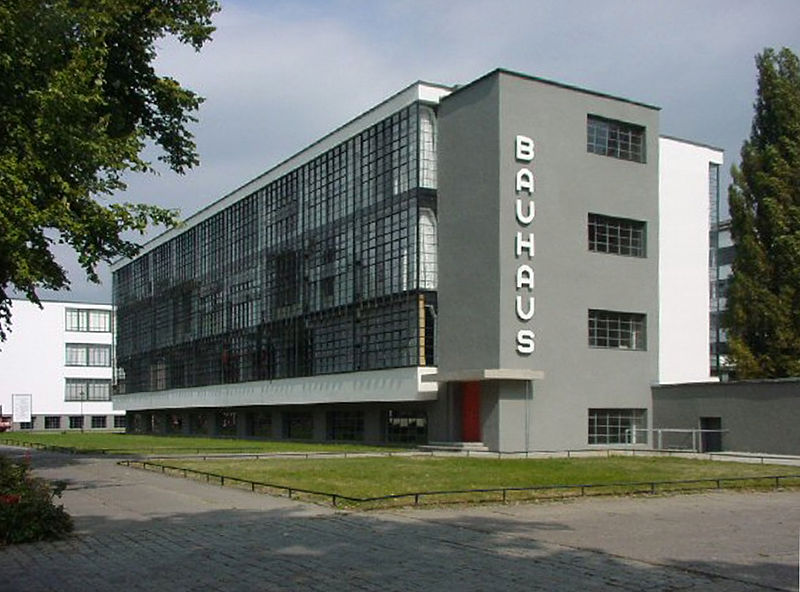 Bauhaus, sub atacul extremei drepte germane