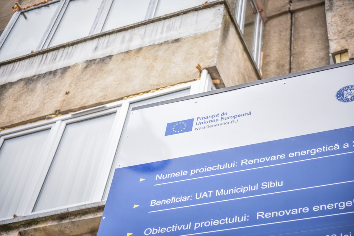 Conspiraționismul, pe culmi nebănuite. Locuitorii unui bloc din Sibiu au refuzat reabilitarea blocului din fonduri europene pe motiv că “pereții exterior nu vor mai fi ai lor”