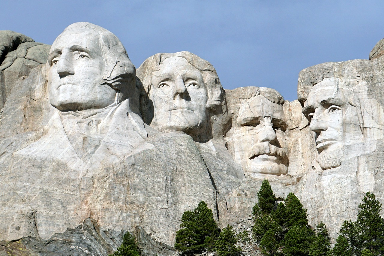 Sculptarea chipului lui Donald Trump pe Muntele Rushmore, proiect de lege propus de o membră a Congresului