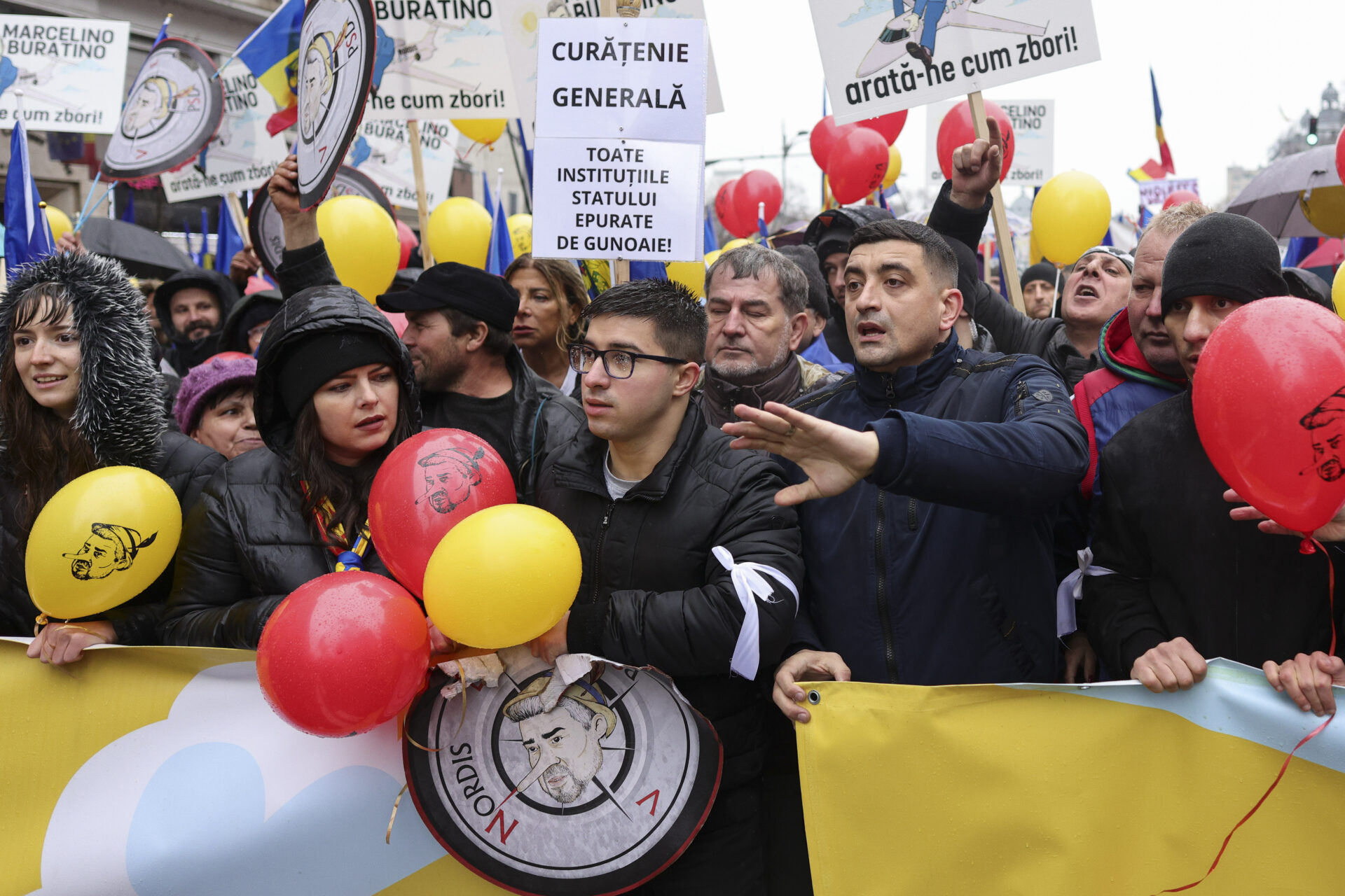 Protest AUR la București: Manifestanții a pornit spre Piața Victoriei. Jandarmeria a identificat persoane cu obiecte contondente la protest