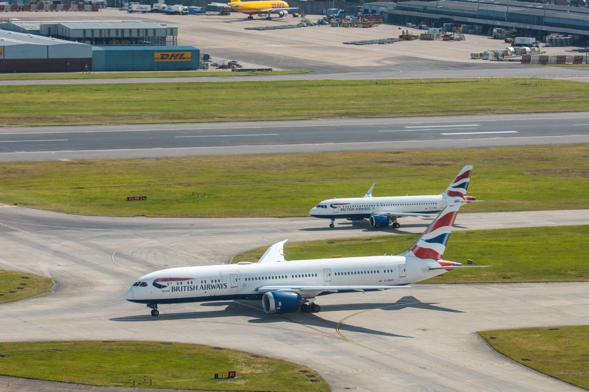 Aeroportul Heathrow din Londra, cel mai aglomerat aeroport din Europa, închis pentru o zi din cauza unui incendiu. Peste 1.300 de zboruri afectate