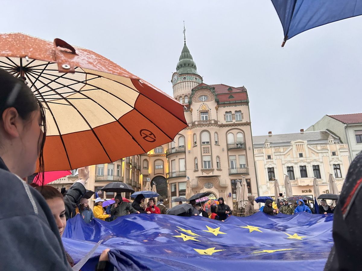 BIHOREANUL | ”EuRo Manifest” la Oradea. Miting pro-democrație și pro-UE, pe ploaie, în Piața Unirii