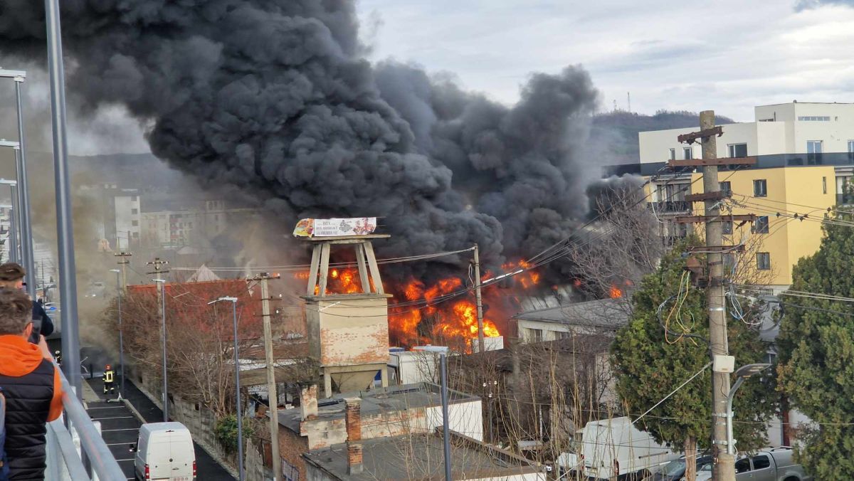 Incendiu la o vopsitorie auto din Sibiu. 50 de oameni evacuaţi. Pompieri din 5 judeţe intervin pentru stingerea focului | FOTO/VIDEO