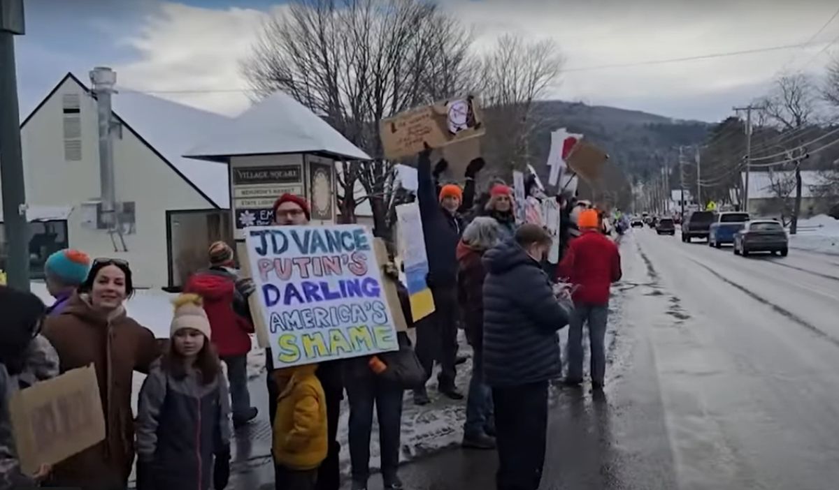 Vizita lui JD Vance într-o stațiune de schi din Vermont, întreruptă de sute de protestatari pro-Ucraina. „Du-te la schi în Rusia” | VIDEO