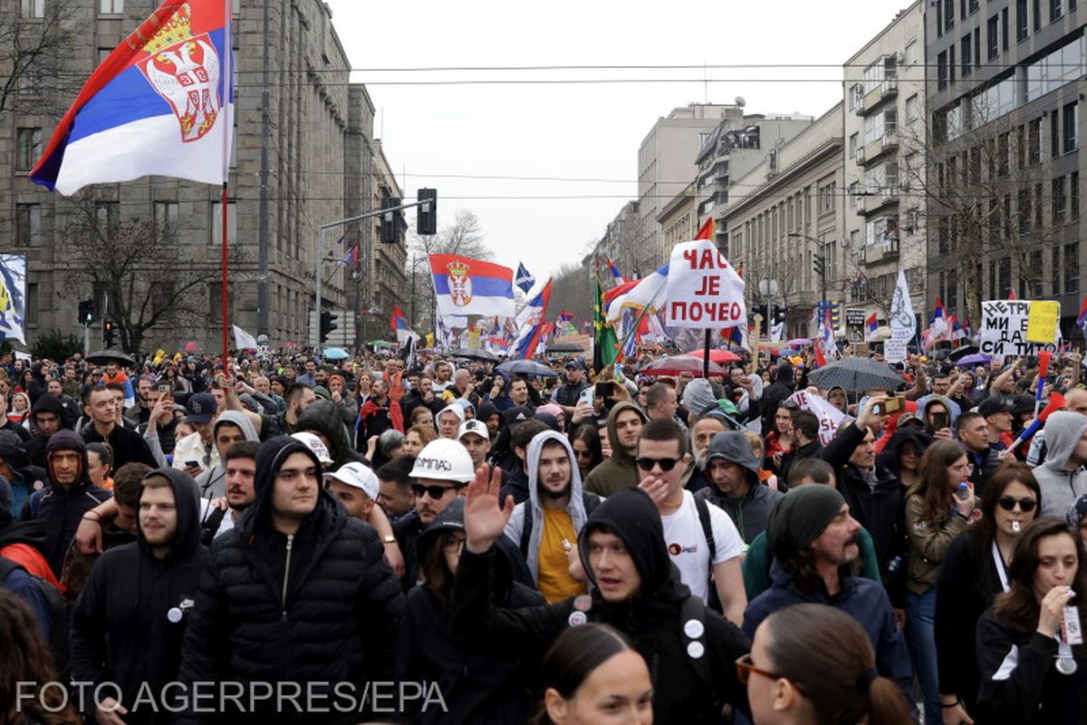 Protest masiv la Belgrad. Peste 100.000 de oameni au ieșit în stradă împotriva guvernului președintelui Vucic | VIDEO