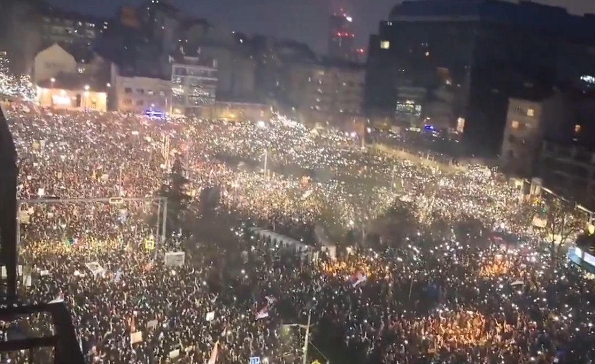 AKTUAL24 | Protestele din Serbia. Poliția a folosit un tun sonic împotriva manifestanților în timpul unui moment de reculegere